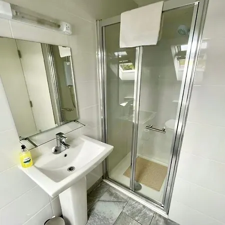 6 New Street Selfcatering 3 *