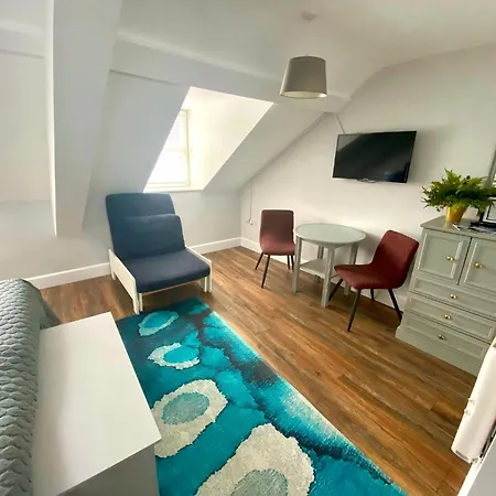 Apartment 6 New Street 3 *