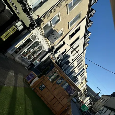 6 New Street Selfcatering 3 *
