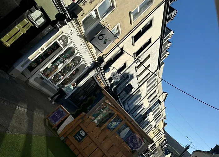 6 New Street 3 *